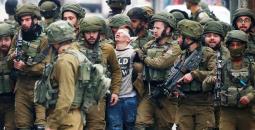 جنود الاحتلال يعتقلون طفلا من الخليل.jpg