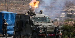 مركبة عسكرية إسرائيلية تطلق قنابل غاز.png