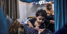 مواطنة-وطفلها-يتلقيان-العلاج-في-مستشفى-ناصر.jpg