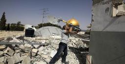 فلسطيني يهدم منزله ذاتيا شرقي القدس.jpeg