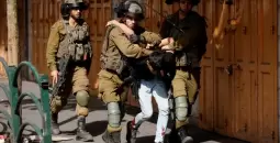 اعتقال طفل فلسطيني بعد الاعتداء عليه.webp