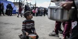 طفل فلسطيني ينتظر للحصول على بعض الطعام.jpeg