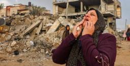 سيدة فلسطينية أمام بيتها المدمر.jpg