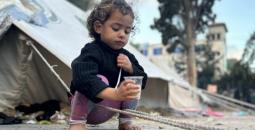 طفلة فلسطينية أمام الخيام في قطاع غزة.jpeg