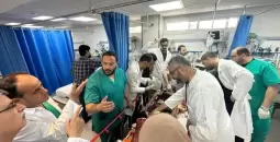 صورة أرشيفية لأطباء في غزة