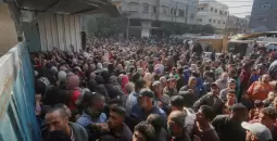 زحام عند أحد مخابز دير البلح