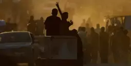 طفل فلسطيني يرفع شارة النصر خلال النزوح داخل قطاع غزة.txt