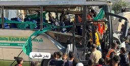 مشهد يظهر اللحظة الأولى لاستهداف حافلة ركاب في خانيونس جنوب قطاع غزة