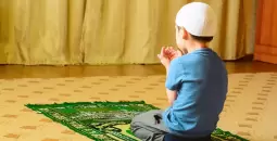 كيف تحبب طفلك بالصلاة.webp