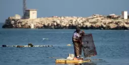 صياد في بحر غزة