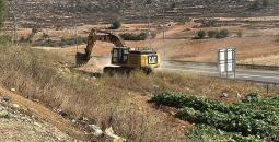 آلية تابعة للاحتلال تجرف أراض فلسطينية.jpeg