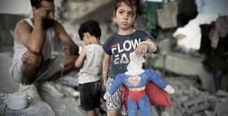 فلسطينيون عقب قصف منزلهم شمال غزة.jpg