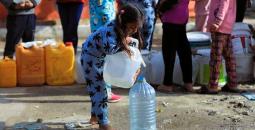 طفلة فلسطينية في غزة تحاول الحصول على مياه للشرب.jpg