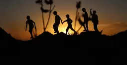 أطفال في مغيب آخر اليوم.webp