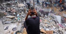 طفل فلسطيني على أنقاض منزل عائلته المدمر.jpg