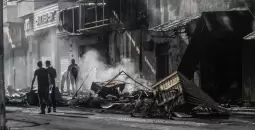 فلسطينيون يتفقدون منازلهم ومنشآتهم في جنين عقب العدوان الإسرائيلي.webp