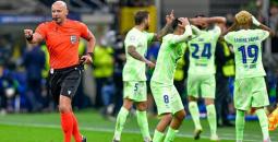 حكم مباراة إنتر ميلان وبرشلونة يرد على الانتقادات