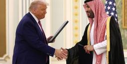 محمد بن سلمان (يمين الصورة) خلال لقاءه ترامب (يسار الصورة).jpg