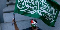 متظاهر في أورويا يحمل راية حماس.jpg