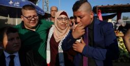 الأسيرة ياسمين شعبان خلال تحررها من سجون الاحتلال رفقة أطفالها.jpg