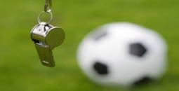 موقف غير معتاد.. لاعب يطلق صافرة إيقاف المباراة !