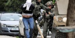 جنود الاحتلال خلال اعتقال شاب فلسطيني.jpg