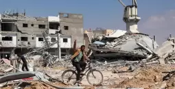 مواطن يرفع شارة النصر في غزة.webp