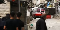 صورة أرشيفية لاحتجاز قوات الاحتلال مركبة إسعاف فلسطينية.webp