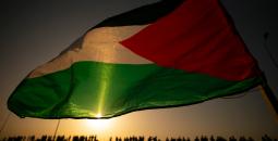 رفع علم فلسطين في القافلة.jpg