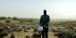 مقاوم يستعد لإطلاق طائرة مسيرة.webp