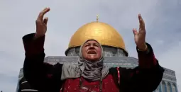حاجة فلسطينية أمام قبة الصخرة.webp