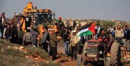 فلسطينيون بحرثون أراضيهم في الضفة.jpg