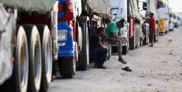شاحنات المساعدات.webp