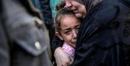 طفلة فلسطينية تبكي عائلتها عقب استشهادها.jpg