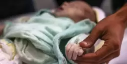 طفلة فلسطينية في مشافي غزة.webp