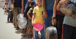 الجوع ينهش أطفال غزة.. طوابير لا تنتهي وأيادٍ صغيرة تمتدّ بحثًا عن الطعام