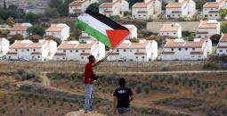 فلسطينيون أمام مستوطنة إسرائيلية في رام الله.jpg