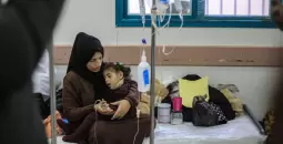 طفلة فلسطينية تتلقى العلاج في رفح.webp
