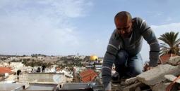 فلسطيني يهدم منزله في القدس.jpg