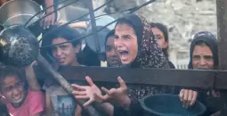 طفلة تصرخ أمام تكية طعام.