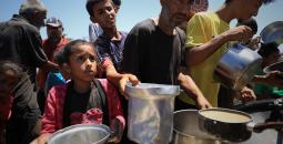 الجوع ينهش أطفال غزة.. طوابير لا تنتهي وأيادٍ صغيرة تمتدّ بحثًا عن الطعام3.jpg