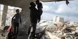 غزيون في منزلهم المدمر.webp