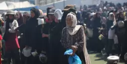 مدنيون ينتظرون الحصول على مساعدات في غزة.webp