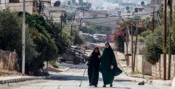 فلسطينيتان خلال خروجهما من المخيم.jpg