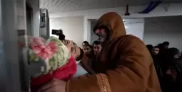 فلسطيني يودع شهيدا.webp