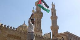 شاب مصري يرفع علم فلسطين في الأزهر الشريف.jpg