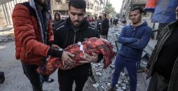 فلسطيني يحمل طفله الشهيد في غزة.jpg
