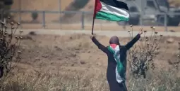 سيدة فلسطينية في مواجهة آلية عسكرية إسرائيلية.webp