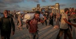 فلسطينيون خلال المحاولة على المساعدات.jpg