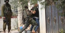جنود الاحتلال يعتدون على فلسطيني خلال اعتقاله.jpeg